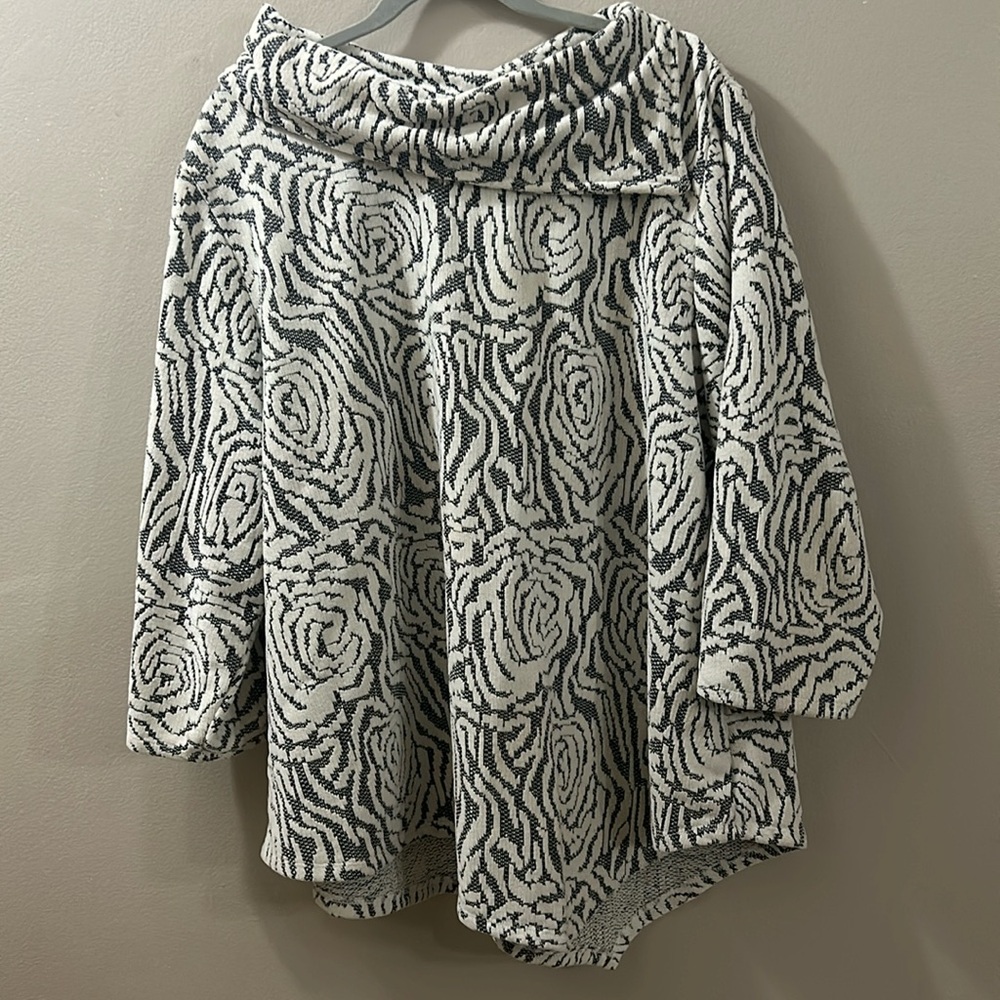 Ruby Rd. 2X, fits like a 1X. Soft white floral tunic dress shirt.